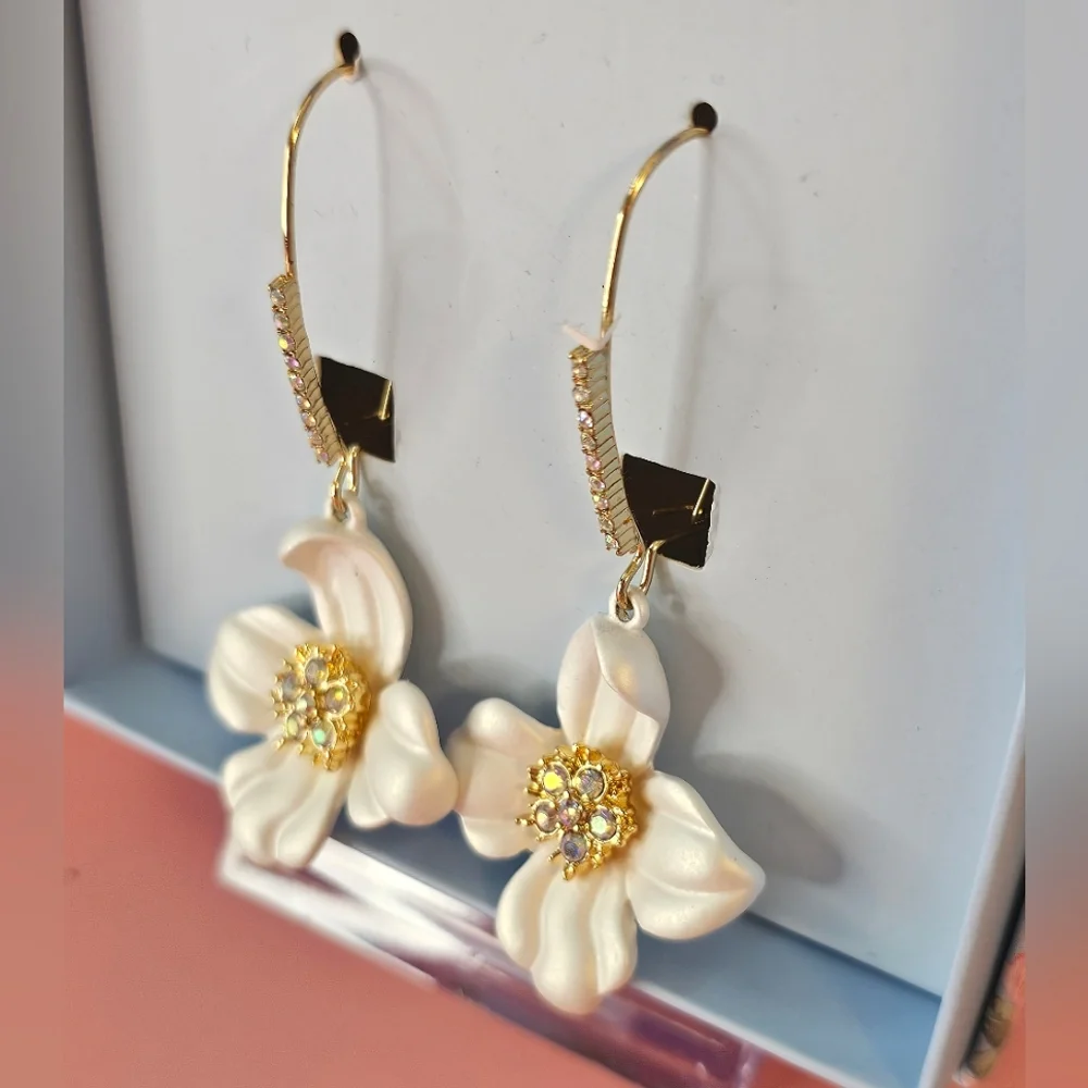 🌸Betsey Johnson Flower Dangle Earrings Gold-Tone Enamel w/ Stones🌸 - Picture 2 of 9
